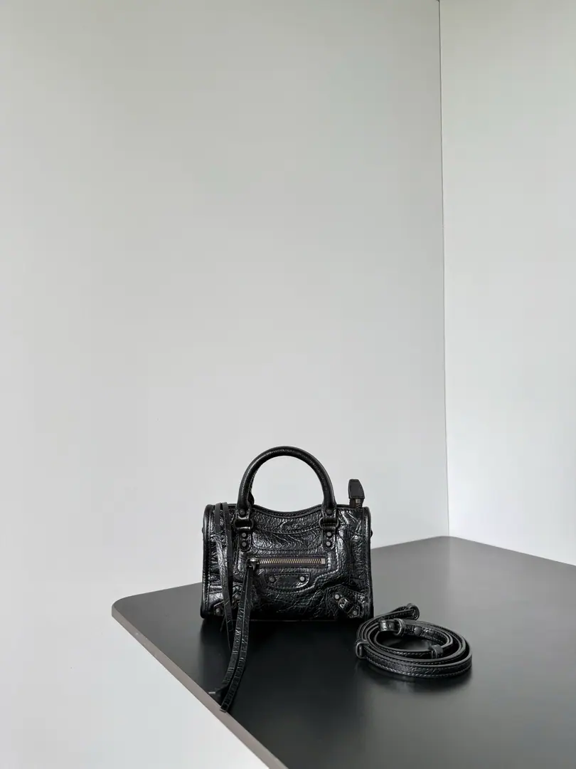 𝗕𝗔𝗟𝗘𝗡𝗖𝗜𝗔𝗚𝗔*𝗟𝗘 𝗖𝗜𝗧𝗬 The most symbolic bag.Le CitySeries✴️The series is back in strength. Rehearsal👜A little different from the classic series, the mirror and the bag were removed., The shoulder belt is better designed for slashing.～The minor details make the whole body more light.🌬️The new Macalun is especially suited to spring and summer.🌱A sweet, handsome, smooth-looking collision system. Fashion touch is available. Dimensions: Long18.5 x High12 x Kuan7centimetres 0503
