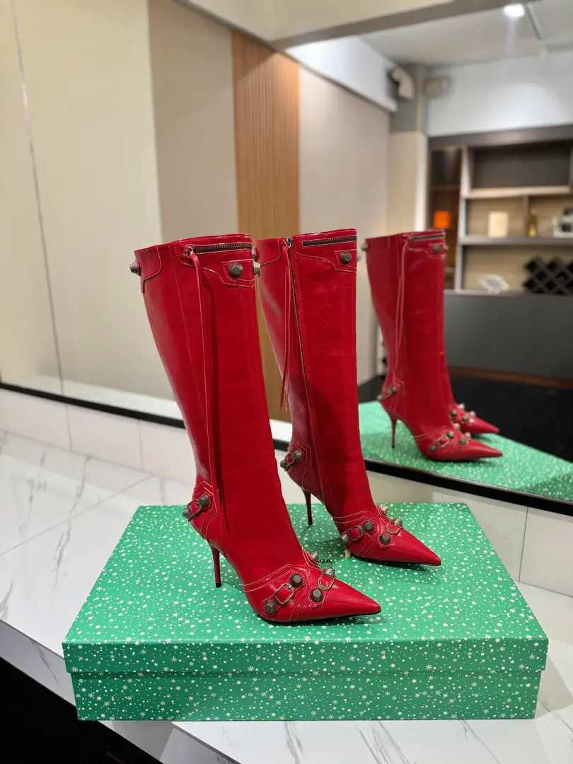 Plant price: BalenciagaParisian. Cagole High boots. The multi-coloured heavy-worker nails point their heads over their knees.✨ A lot of bright matching colors., High-level eye-sucking of bright skin. Metal nails make cool, personality., Slight and long legs. Salt is sweet enough to fit in with all kinds of clothes., You're so hot, you're so hot. The fall and winter suit just needs it., It's easy to unlock the back rate.🖤 Shoe.: Imported cattle skin Uchi.: Bullskins. Otsumi!: Italian skin. He's tall.: 9.5cm Data36HQ high36cm Every code difference+0.5, Perimeter36cmThe wideest position per code difference+0.5