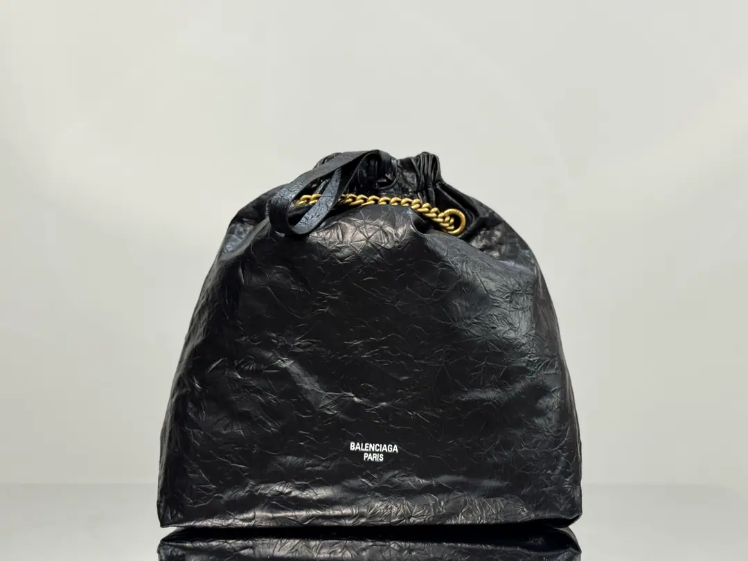 🔥【The Wrinkled Black.】 𝐁𝐚𝐥𝐞𝐧𝐜𝐢𝐚𝐠𝐚The new one is so beautiful, it can be carried.“Garbage bags.” New package typeCrush Tote The bag simulates the quality of the plastic bag using a bright-faced wrinkled cow skin., HeadsLOGO A rope belt. Sweet, cool, big bucket bag. It's not expensive. A very small woman. Whatever you want, it's a high-level feeling. The hot girl feels like she's just full of it. Fashion is a great thing.dramaA single piece of strength., Parisian Trash Catalog The tide is so cool.！！ It's a very functional and beautiful package. NMultiple backsliding.: Handheld or handheld, Lower arm back., - The back of the stale.🉑 Paragraph: 0306Big number. Dimensions Small: High27XBottom Width10XBottom32cm Big number.: High43XBottom Width15XBottom35cm