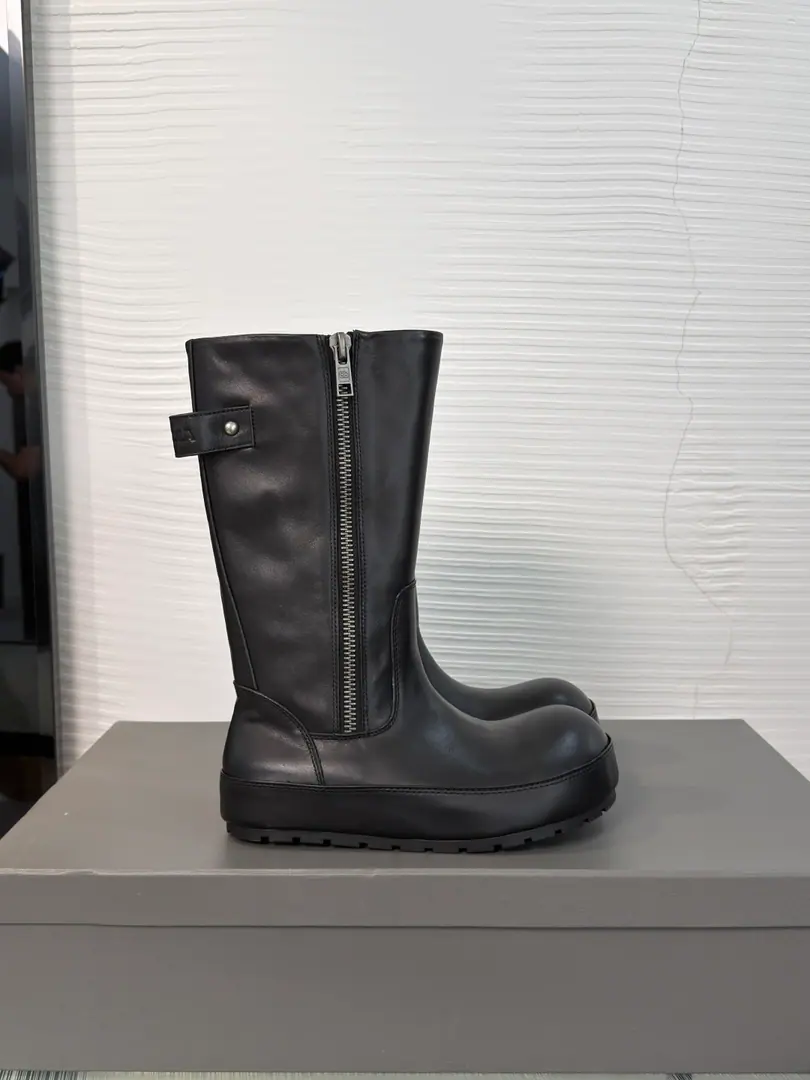 Top Version Balenciaga Parisian. 2026 Autumn and winter money. Big round head. Double zipper. Intra-higher High-windle. Martin boots. BalenciagaTwo zippers with a low-stamped Martin boots., Good cattle skin.+Metal zipping, Janey has a sense of future.！The design is so sophisticated., You can get higher in your comfort.. Re-install brand“Human integrity”Concept, Light Cut, - Wearing a match., Physical and psychological release. You can easily ride in everyday or fashion., A dress., The loose pants are all very colorful., To create a personality easily.！ Fabulous.: Imported cattle skin Uchi.: Imported cattle skin Otsumi!: Original Open ModelPUWater table➕Rubber Bottom Size: 35-41（40 41 I'll make sure I don't change it.）