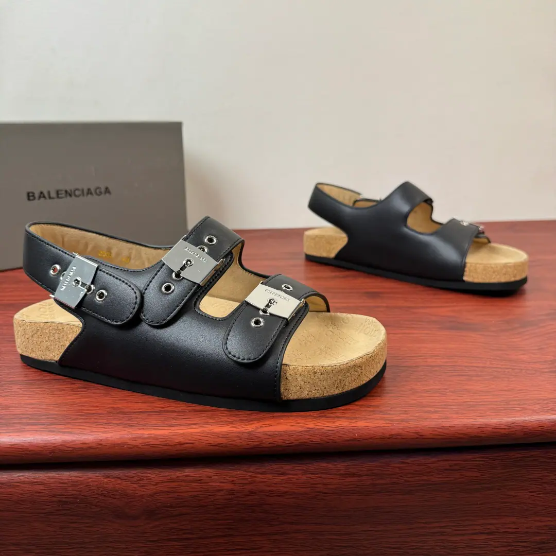BALENCIAGA I SCHOLLA man's flat-floor sandal. BALENCIAGA withSchollA co-made pair of sandals., SchollIt's called foot health and comfort., This sandal is a practical and fashionable thing., Three smooth little cow leather shoes., Simplified design+Metal buttons are so easy to adjust., Put it on.SchollandBalenciagaMarking. The soles of the bodywork shoe., Soft wood at the bottom, Use of grinding rubber on the outside, It's all over it.SchollandBalenciagaMarking, It's light and comfortable., I'm not tired of wearing it for a long time., Show your toes and let's get some air., Summer is perfect., ♪ For the beach ♪, I can handle it easily., It's a summer shoe cabinet. It's a 100-pack.! Size: 39-40-41-42-43-44 Standard leather shoe size.（38/45/46I'll make sure it's not changed.）