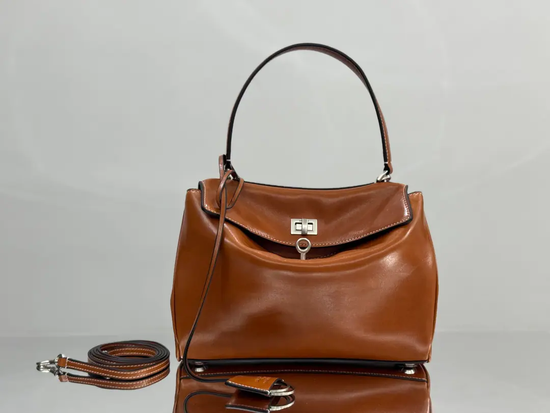 Explosive.【Small Brown.】 𝐁𝐀𝐋𝐄𝐍𝐂𝐈𝐀𝐆𝐀 𝐑𝐎𝐃𝐄𝐎 Handbag.🗯️ The new money can be said to be the top., Some of them are monotheistic., Recreate a new style., The laziness of the fascination is not against the Parisian family., I'm not getting any taste., New brown bags for the summer., ♪ Soft and delicate ♪, As time goes by, it's a unique sense of light.💫 Paragraph: 0319 miniDimensions: Bottom22xHigh10xKuan8cm Size of the trumpet: Bottom29xHigh20xKuan10cm Medium Size: Bottom35xHigh23xKuan11cm Large size: Bottom40xHigh30xKuan13cm