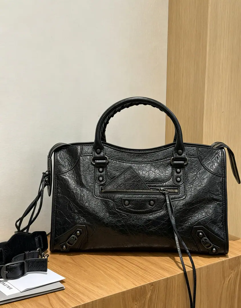 New cash❗️❗️｛Medium-sized wax black.｝ Balenciag*The motorcycle bag, the Nestor. I've got a treasure!！ BBThis Autumn winter bus., It's a retrograde world.“Hold the hand.” It's like a piece of oil. A story of years.. The wheels are so handsome., ♪ And then I'll be a little bit more, Cool. There's a little sexy in there. Who's on the back? Who's amazing? The return rate is too high., We'll win on the street. The mood is just full. The whole thing is so soft and soft. The fashionables are gathering. Take it down.🫡 Paragraph: 3301 Mini-size.: Bottom 38x High 24x Kuan 15cm