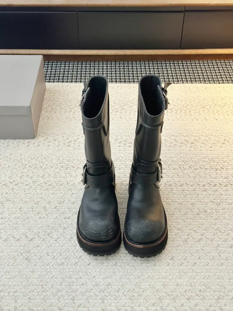 𝐁𝐚𝐥𝐞𝐧𝐜𝐢𝐚𝐠𝐚Parisian man and woman.26 Fall pre-order New Balenciaga FW26 Venom Boots by balenciaga The most cool poison boots in the upgrade.！ Dark engine wind.！I'm going out to blow up the air field. Original plant data-Original1:1Restore Details The venom boots are designed to be extremely recognizable., A sharp line with a metal button., Every detail is clear.BalenciagaThe front-line attitude.. Leather senses are multiplying., The light is full of luxury., The feet are more comfortable and more specific.. Whether with a pair of jeans, it shows the street's coolness., Or something else., It's all easy.holdStay.. Put it on., You're the most snorting thing on the street., A perfect interpretation of fashion. Original3Altitude formula optional ➢Shoe-faced material: Customize the faceless cow skin/Do old sabotage. ➢The contents of the shoes.: Customize light cow skin ➢Metals.: Customize pure copper dumb silver rads to make the old version ➢Shoe bottom material: 3Layer Group-Real leather./Reloadable./Trail rubber outside ➢Codes: Women35-41 Men39-45（Women40.41 Men45Custom without re-offer）
