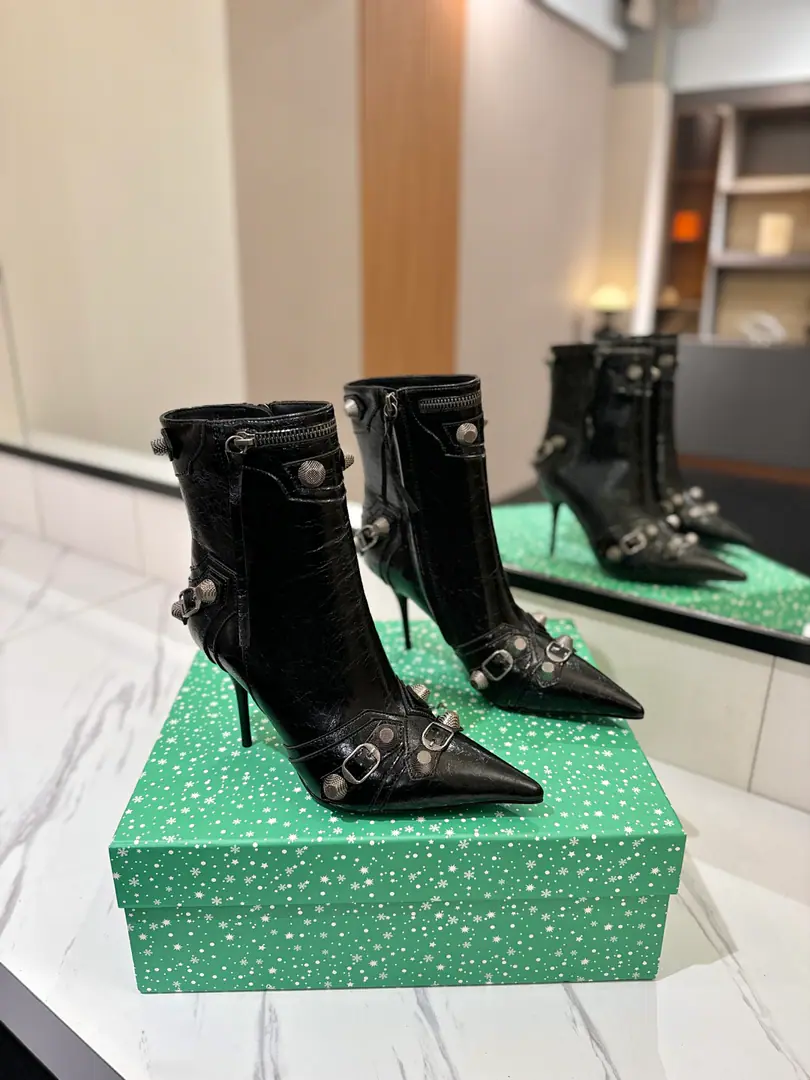￼ Plant price: BalenciagaParisian. Cagole High boots. The multi-coloured heavy-worker nails point their heads over their knees.✨ A lot of bright matching colors., High-level eye-sucking of bright skin. Metal nails make cool, personality., Slight and long legs. Salt is sweet enough to fit in with all kinds of clothes., You're so hot, you're so hot. The fall and winter suit just needs it., It's easy to unlock the back rate.🖤 Shoe.: Imported cattle skin Uchi.: Bullskins. Otsumi!: Italian skin. He's tall.: 9.5cm Data36HQ high15.5cm Every code difference+0.5, Perimeter25cmThe wideest position per code difference+0.5