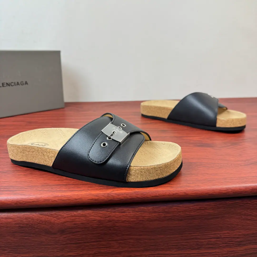 BALENCIAGA I SCHOLLMen are low-level. BALENCIAGA withSchollA co-made pair of sandals., SchollIt's called foot health and comfort., This is a cool tow and a fashionable tool., Glossy little cow leather shoes., A simple word slipper design+Metal buttons are so easy to adjust., Put it on.SchollandBalenciagaMarking. The soles of the bodywork shoe., Soft wood at the bottom, Use of grinding rubber on the outside, It's all over it.SchollandBalenciagaMarking, It's light and comfortable., I'm not tired of wearing it for a long time., Show your toes and let's get some air., Summer is perfect., ♪ For the beach ♪, I can handle it easily., It's a summer shoe cabinet. It's a 100-pack.! Size: 39-40-41-42-43-44 Standard leather shoe size.（38/45/46I'll make sure it's not changed.）