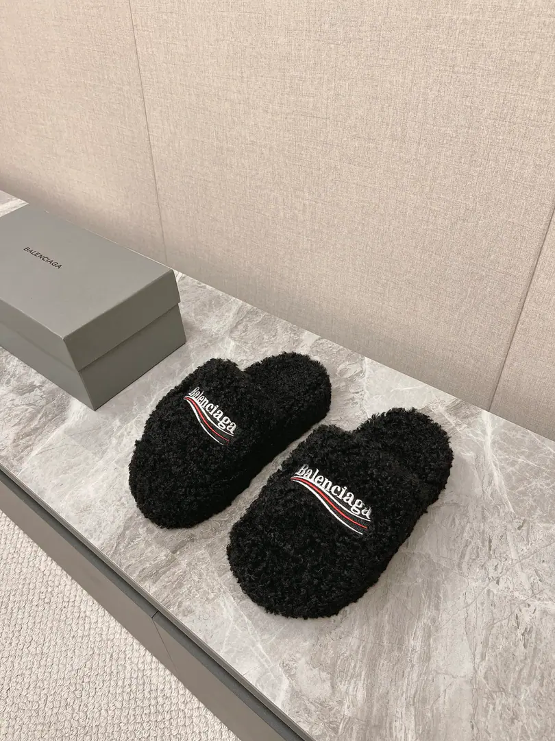 𝐁𝐀𝐋𝐄𝐍𝐂𝐈𝐀𝐆𝐀｜𝐒𝐒 𝐧𝐞𝐰 BalenciagaParisian. New couple, a thick, tweaked tweezers. Coke embroidered cotton-coated slippers Top Version🔝The Parisian family is so hot. Couple size. Fashion Fairy and the Euro-American Star Lover. Provision for winter The fashion is not over-optimal. ♡show details Shoe slanting, cotton-grew. A special fluffy softness., Skin. I feel so comfortable. A fine hand-sewing walk. EmbroiderylogoThe high-level is full. Original natural rubber smooth-for-brand grinding ground The new original package with the cabinet. Codes: 35-45 Male and Female