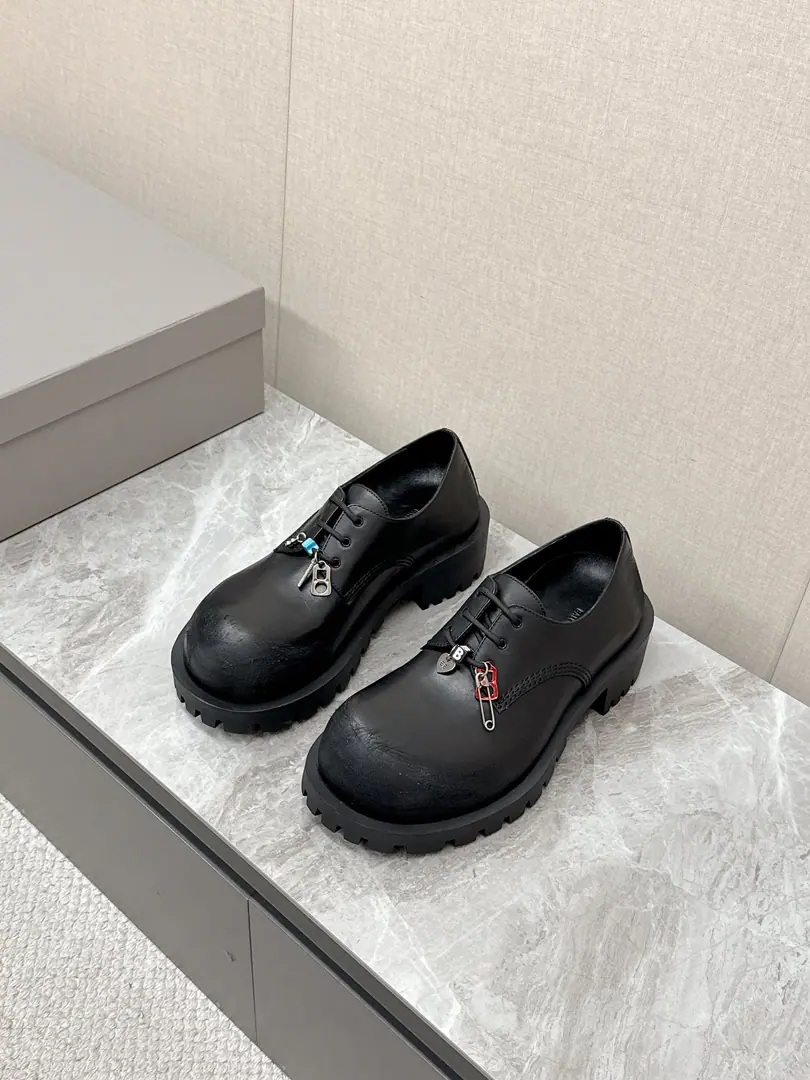 Women Men Parisian.BalenciagaThe latest couple's shoes in the fall. I'll buy the locker. The details are perfect. The Bar family has been leading the big boots.: The one who destroyed the canvas.strikeMilitary boots., ♪ And become a lot of people ♪KOL“A pair of feet.”I'm not sure what I'm talking about.. Steroid Mitch Deby, Even though the instruments must be the fashionist's obsession, it's a surprise to all of us when these two come out. It's special. Attach HangerDIYIt's so rare sometimes. The shoe head part used the leather to restore Mickey Deby's exaggeration., It's a qualitative improvement in the quality of these shoes., And she's a real-life girl., And that's because of all these things., And that's why these boots are destined to cause another wave of heat on their feet. The shoe-faced slabs of waxed cow skins for the old process. The inside calf skin. Original private templateTPUOtsumi! Height.5CMCodes: 35-40 Men39-46