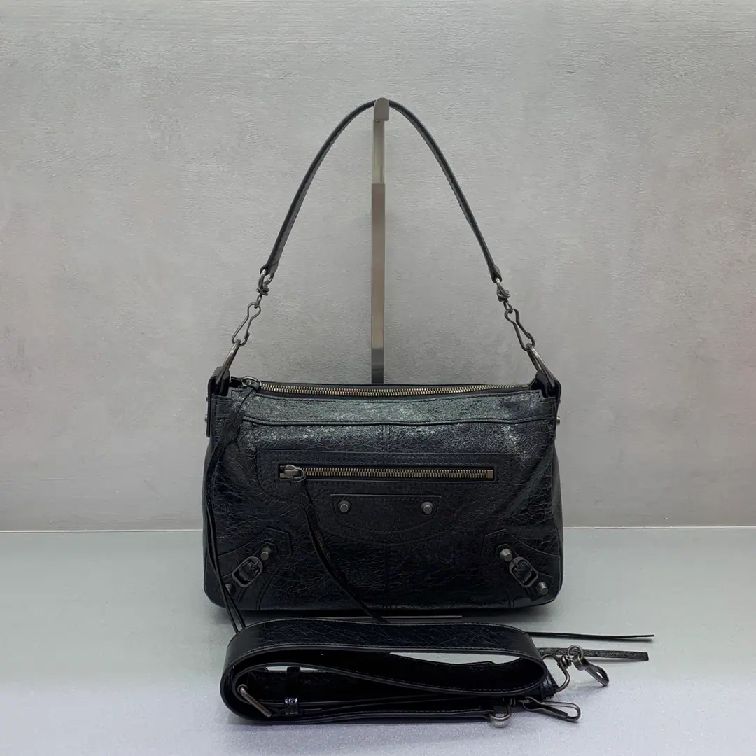 【The trumpet is black.】𝐁𝐀𝐋𝐄𝐍𝐂𝐈𝐀𝐆➰ City Moto Slanting bag The classics never pass., But innovation leads the tide., New paragraph. Moto He's more handsome than that., The classic Lewster and Rusho., A quality wax skin., Add new packages, The whole thing is a lot of shape and score., Salt is sweet., The atmosphere is perfect.🕶The length of the straps that can be removed is slanted and slanted., A proper dent-shaped instrument to carry out the street.‼️ Paragraph: 846188980 Dimensions: Bottom 29x High 18x Kuan 12cm