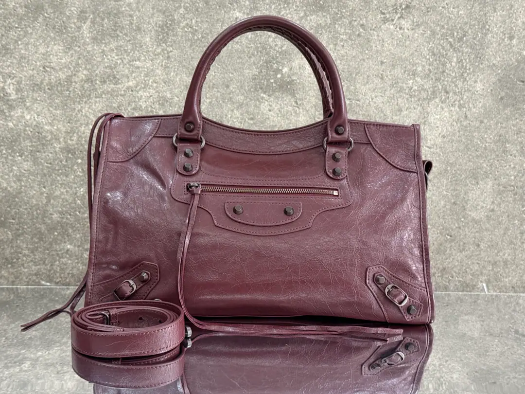 Balenciaga city M Date red./Black button Classic motorcycle. The Parisian family's most symbolic handbag.Le CitySeries✴️The series is back in strength. Rehearsal👜A little different from the classic series, the mirror and the bag were removed., The shoulder belt is better designed for slashing.～The minor details make the whole body more light.🌬️The new Macalun is especially suited to spring and summer.🌱A sweet, handsome, smooth-looking collision system. Fashion touch is available. Paragraph: 0622 M Large size: Long37 x High23.4 x Kuan15centimetres S Medium Size: Long30 x High20 x Kuan 10centimetres miniSize of the trumpet: Long23 x High15 x Kuan 10centimetres