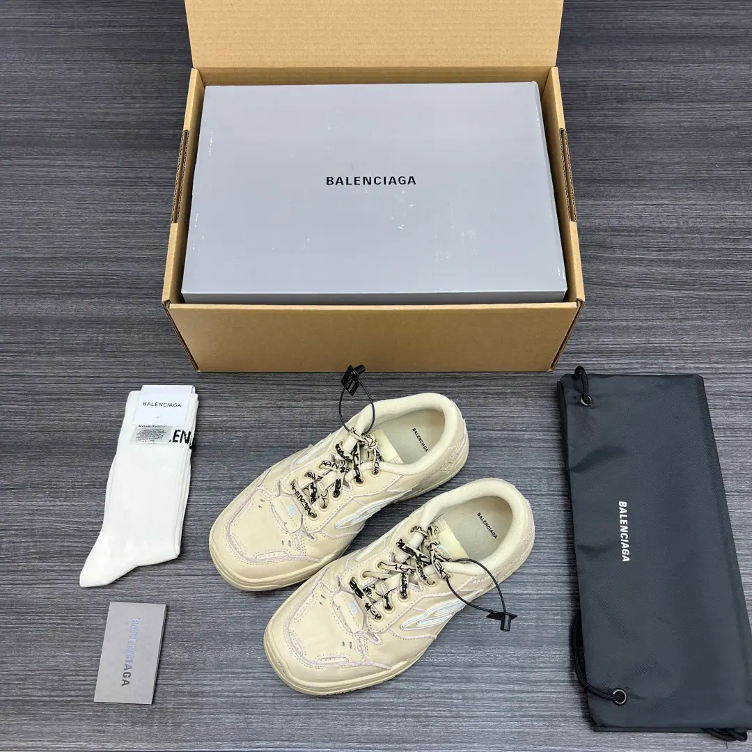 Pure versionBalenciaga Hamptons SneakerThe Parisian family's 18 generations of sneakers.. I'm gonna keep on running and running and making old dad's shoes., Shoes are ester-based., nylon., TPU and polyurethane, It's a step up from the surface and the comforts., The shoes are full of old marks., Rust edge The naked line., Asymmetric details and scratches, etc., Creates a retrograde style Packaging:Packing of the full set of accessories for the reinforced aircraft Codes:35-46Code(Big one.）