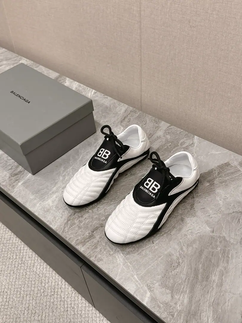 BalenciagaParisian baseball shoes. Original procurement development Make the goods. The latest Parisian hides the smurfed diamond stripes. Soft calf skins and classic doubles.logoThe most ancient feeling is the most colorful black and white. A leisure shoe that girls must have in this year. Shoe bottom design Super soft. And bring the fine packaging to the counter.🛍📦 ▪️ Fabulous.: Original customized calf pegs ▪️ Uchi.: Imports of custom cattle skins ▪️ Shoes under the sole.: The original model of the rubber floor. ▪️ Size: Female35-40