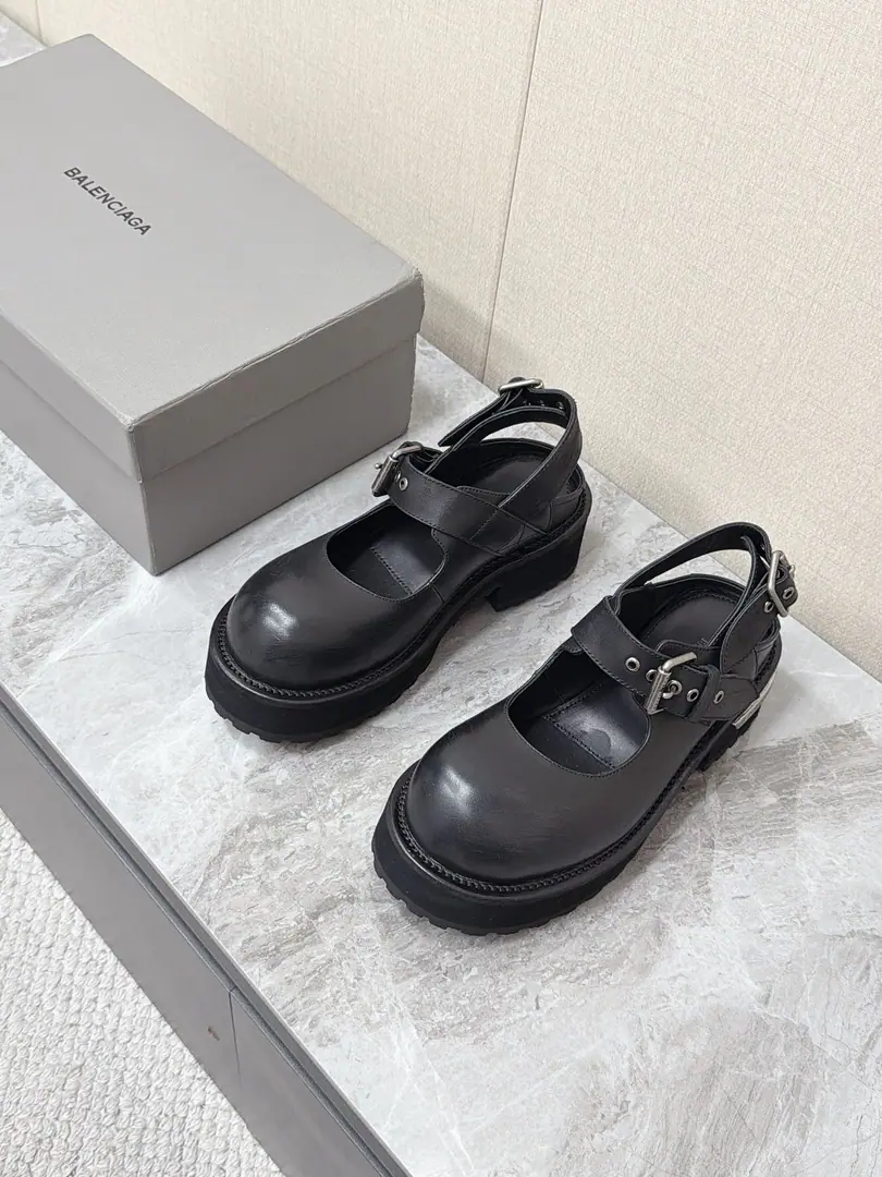 BalenciagaThe Parisian family's latest post-school Mary Jane's shoe. A superstar, red grass. Big, big, fat shoe head is a iconic design. Bringing yourself darkY2KRetro. ♪ Weak Mary's Treasure ♪ To create a cool, neutral style. Double buttons can be tied to the back of the foot.+Double metal belts with backsliding. Fits to different feet and back heights More packaged. Brown grazes to make old oil waxes and bring up the plastic wear and tear filters from the original sculpted gears to prevent the sliding of the rims.Size: 35-41
