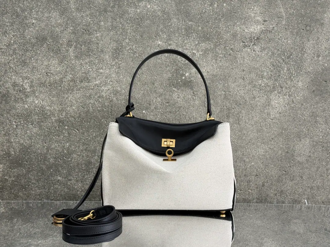𝐁𝐀𝐋𝐄𝐍𝐂𝐈𝐀𝐆𝐀 𝐑𝐎𝐃𝐄𝐎 𝐁𝐀𝐆 A series of bags.👜 New Prescription———The canvas is skinned. RodeoThis is a new color., This color is so good for the goddess who follows the art line.. The oxen of canvas., The linen.. That's a good look., And it's a low profile.. You don't have to say that about fashion., Both practical and practical, - I'm on duty., Or vacation., Take a hand with your hand., It's all in the film.！The muscles of the canvas collide with the tenderness of the skin of the lamb., The details of the old gold buttons., You're just as good at balancing your temperamental and noble., You can say the way out is the top., Some of them are monotheistic., Recreate a new style., The laziness of the fascination is not against the Parisian family., I'm not getting any taste., 2Size - Yes, sir., Different sizes, Values and usages coexist with process, You can fit in with your hands around.～The color value goes straight out. Paragraph: 0319 Size of the trumpet: Bottom29xHigh20xKuan10cm Medium Size: Bottom35xHigh23xKuan11cm
