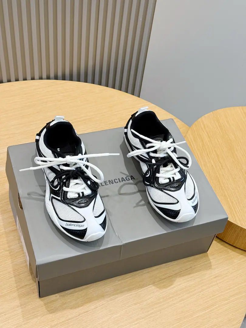 Balenciaga CircuitCouples' sneakers. The Parisian family's most suitable jogging shoes ever., The upper foot is so cozy and the upper soles are so cozy.. 5Layerd Baseback Version New sandals are strong. Rework. All the accessories are ordered to produce a tailor-made film. Correct font embroidery Thick, Location, Size is correct. SideTPUAero-hole matching I.O.D., MODOSoft Original unamended”Balenciaga" Group BottomLOGO Original customised import of technical fabric, Bottom4.5CM Uchi.: The original imported air network. Shoes under the sole.: The original combination of the bubble-blowing rubber. Size: Women35-40 Men39-44Code（Men38.45Do it.）