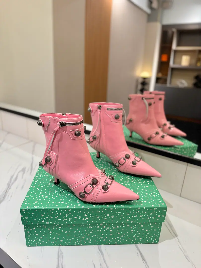￼ Plant price: BalenciagaParisian. Cagole High boots. The multi-coloured heavy-worker nails point their heads over their knees.✨ A lot of bright matching colors., High-level eye-sucking of bright skin. Metal nails make cool, personality., Slight and long legs. Salt is sweet enough to fit in with all kinds of clothes., You're so hot, you're so hot. The fall and winter suit just needs it., It's easy to unlock the back rate.🖤 Shoe.: Imported cattle skin Uchi.: Bullskins. Otsumi!: Italian skin. He's tall.: 5cm Data36HQ high15.5cm Every code difference+0.5, Perimeter25cmThe wideest position per code difference+0.5