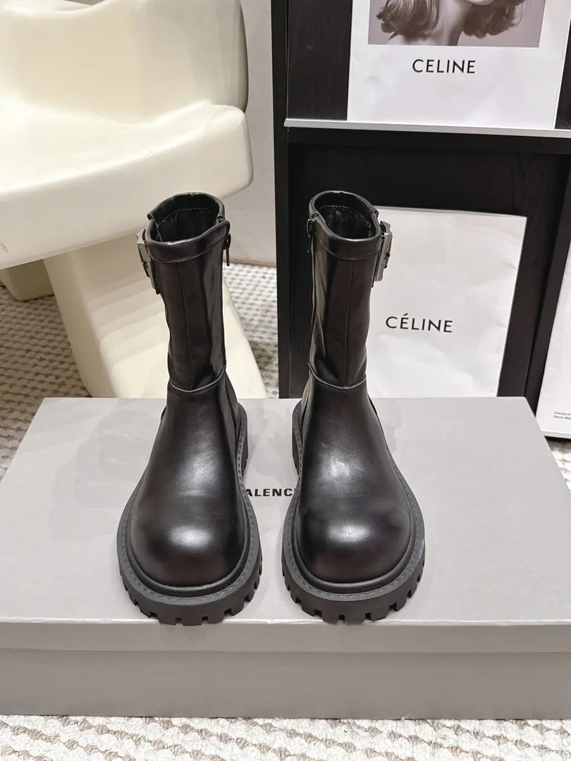 Requisition level Balenciaga Parisian. 2026 The new early autumn. Machete Series Big round head. Side zipper. Thick Short boots. Balenciaga The Parisian Machete series of thick, low-footed knight boots., Black cow leather., It's delicate and durable.. The boots don't fit in the knee., Metal-forming buttons, Hard and stylish.. The thick base design increases the length of the leg., The bottom of the dent., The fashion is just full.！ Fabulous.: Imported cattle skin Uchi.: Imported cattle skin Otsumi!: The original model of the rubber floor. Size: 35-41（40 41 I'll make sure I don't change it.）