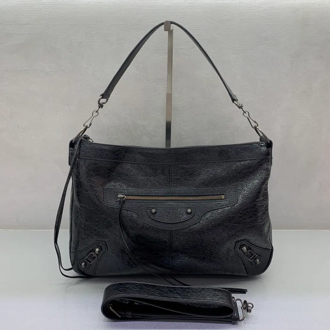 【Big black.】𝐁𝐀𝐋𝐄𝐍𝐂𝐈𝐀𝐆➰ City Moto Slanting bag The classics never pass., But innovation leads the tide., New paragraph. Moto He's more handsome than that., The classic Lewster and Rusho., A quality wax skin., Add new packages, The whole thing is a lot of shape and score., Salt is sweet., The atmosphere is perfect.🕶The length of the straps that can be removed is slanted and slanted., A proper dent-shaped instrument to carry out the street.‼️ Paragraph: 8461881080 Dimensions: Bottom 38x High 26xKuan 16cm
