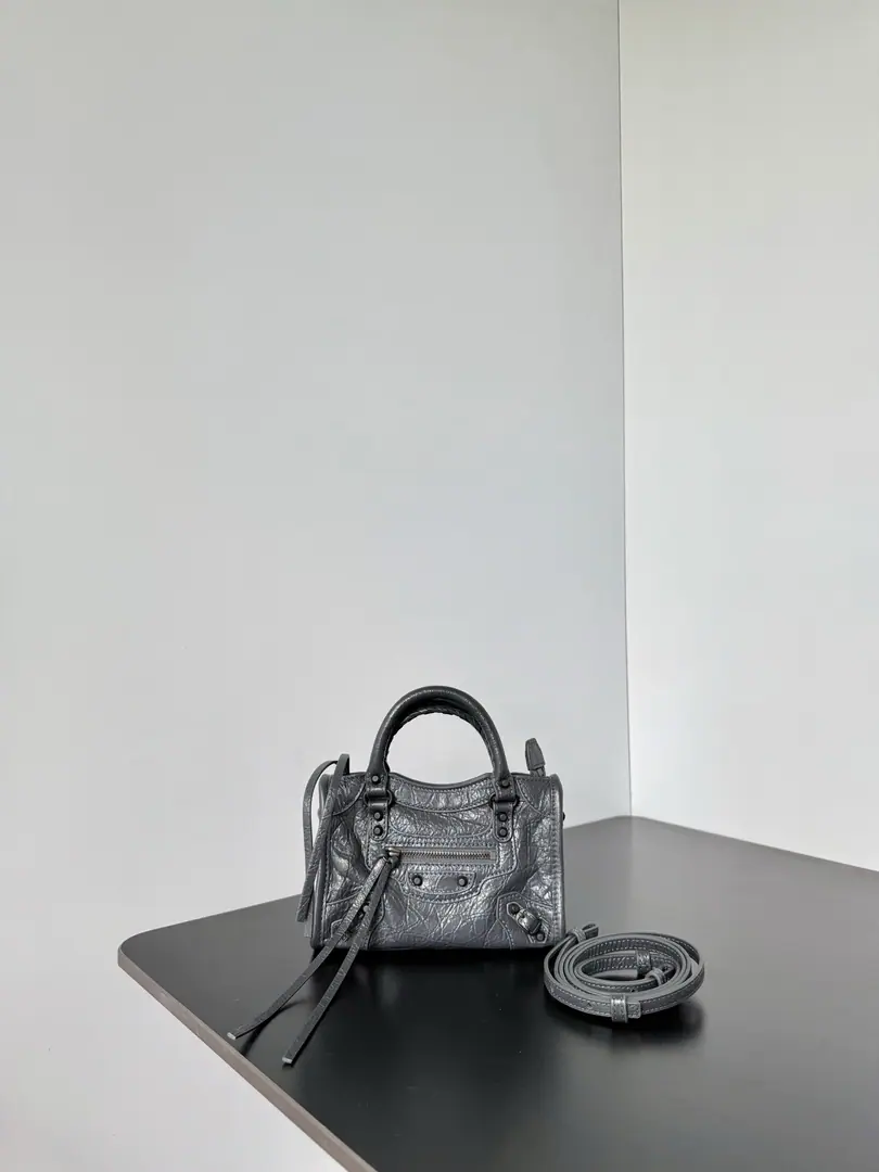 𝗕𝗔𝗟𝗘𝗡𝗖𝗜𝗔𝗚𝗔*𝗟𝗘 𝗖𝗜𝗧𝗬 The most symbolic bag.Le CitySeries✴️The series is back in strength. Rehearsal👜A little different from the classic series, the mirror and the bag were removed., The shoulder belt is better designed for slashing.～The minor details make the whole body more light.🌬️The new Macalun is especially suited to spring and summer.🌱A sweet, handsome, smooth-looking collision system. Fashion touch is available. Dimensions: 18.5 x High12 x Kuan7centimetres 0503