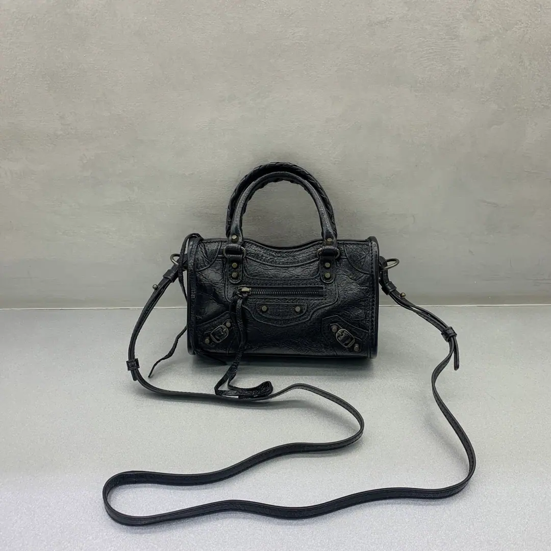 🖤🖤【nano】Black engine bag. Mini-car bags., The more the stylish bag gets, the smaller it gets. BA long-standing classic of a motorcycle., The essence of Paris is that of the true virtue of the word of the word and freedom.. The original plant has a skin display., Handmade light-level skins., Showing strong confidence and energy., It's so modern and modern.. size: 18*6*12cm