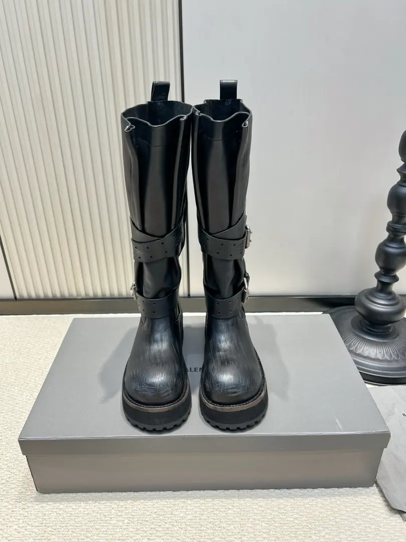 Men➕30 G Balenciaga The Parisian's got a big belt and a high-bot.26ss Cool, the boots of the war.｜The Parisian belts and boots. Black bike boots with vanguards., I'm just trying to be a little bit of a cortex., The ancients are the most advanced in texture.. Double-layered belt button design, The wind is full., The visual recognition is directly full.. Round-head boots., Inclusive, Modified calf lines, Take it easy and hide it.. And thicken your teeth against the sliding., # Sneak up #, The rough and the walking are not too heavy.. With leather., Cowboy., The short skirts are all very colorful., Hottie., Workload, Punk style. ▪Shoe.: Head-decked cow skin. ▪Foot.: That's a very soft cushion. ▪Otsumi!: Rubber Bottom ▪Codes: 35-45