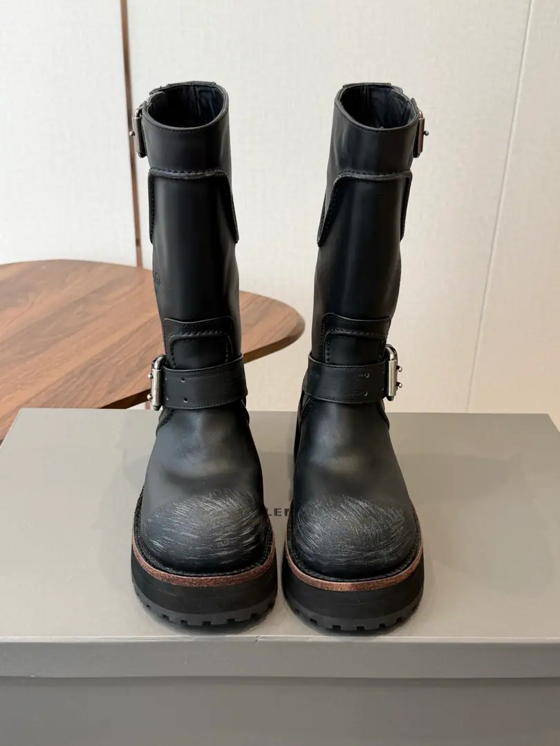 Women and men Parisian.26 Fall pre-order New Balenciaga FW26 Venom Boots by balenciaga The most cool poison boots in the upgrade.！ Dark engine wind.！I'm going out to blow up the air field. Original plant data-Original1:1Restore Details The venom boots are designed to be extremely recognizable., A sharp line with a metal button., Every detail is clear.BalenciagaThe front-line attitude.. Leather senses are multiplying., The light is full of luxury., The feet are more comfortable and more specific.. Whether with a pair of jeans, it shows the street's coolness., Or something else., It's all easy.holdStay.. Put it on., You're the most snorting thing on the street., A perfect interpretation of fashion. Original3Altitude formula optional Fabulous.: Customize the faceless cow skin/Do old sabotage. Uchi.: Customize light cow skin - It's a hardware.: Customize pure copper dumb silver rads to make the old version Otsumi!: 3Layer Group-Real leather./Reloadable./Trail rubber outside Codes: Women35-41（40, 41Custom） Men39-45（45Custom）