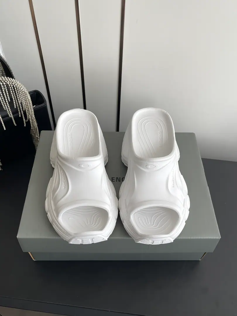 🏧𝐁𝐚𝐥𝐞𝐧𝐜𝐢𝐚𝐠𝐚 Parisian. Thick slippers. Comfortable., All the shoe-surface granules., Shoes bottom tattoo, The details are full.. A wide shoe type., Thick7cm, High and thin., Dwarfs' favorite.😍 Material: EVA Codes: 35-40（40Make a reservation.）