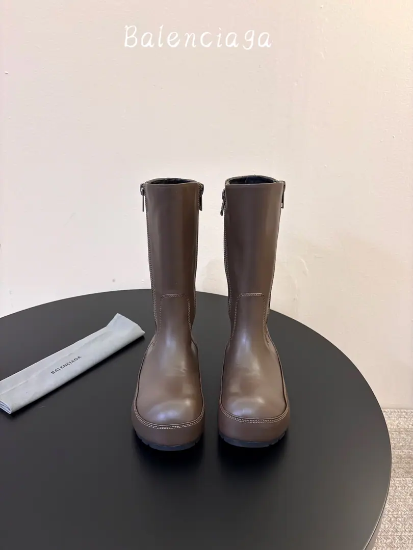BALENCIAG* 𝟐𝟔𝐀𝐖New Side zippers, high-scram boots.｜The first thing I've done is re-engineer the street. The function blends with the coolness of the boots. Every step of the way, it shows the place of freeness. Side zipping structures are easily detached. Metal cutt-and-tock enhanced design bright spot ♪ Round and big head and hair ♪ ♪ We'll take the tension ♪ We'll make a personal street look with a suit or a pair of long legs. A couple of people who are fit to be a champion, wear a strong air. The shoe is imported into the skin of the cow. Import cattle skin inside. ZP♪ And the whole thing ♪ 35-39（40.41🉑Freeze!）