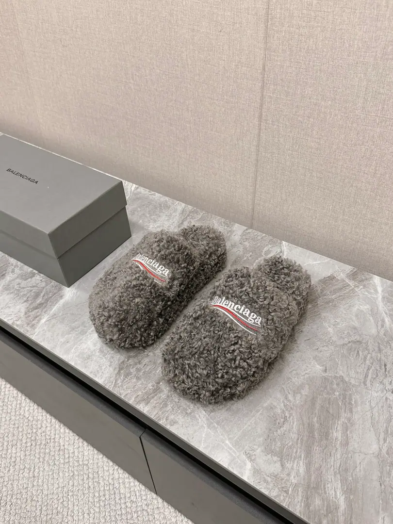 𝐁𝐀𝐋𝐄𝐍𝐂𝐈𝐀𝐆𝐀｜𝐒𝐒 𝐧𝐞𝐰 BalenciagaParisian. New couple tow Coke embroidered cotton-coated slippers Top Version🔝The Parisian family is so hot. Couple size. Fashion Fairy and the Euro-American Star Lover. Provision for winter The fashion is not over-optimal. ♡show details Shoe slanting, cotton-grew. A special fluffy softness., Skin. I feel so comfortable. A fine hand-sewing walk. EmbroiderylogoThe high-level is full. Original natural rubber smooth-for-brand grinding ground The new original package with the cabinet. Codes: Women35-40 Men39-44【Men need to be booked.】
