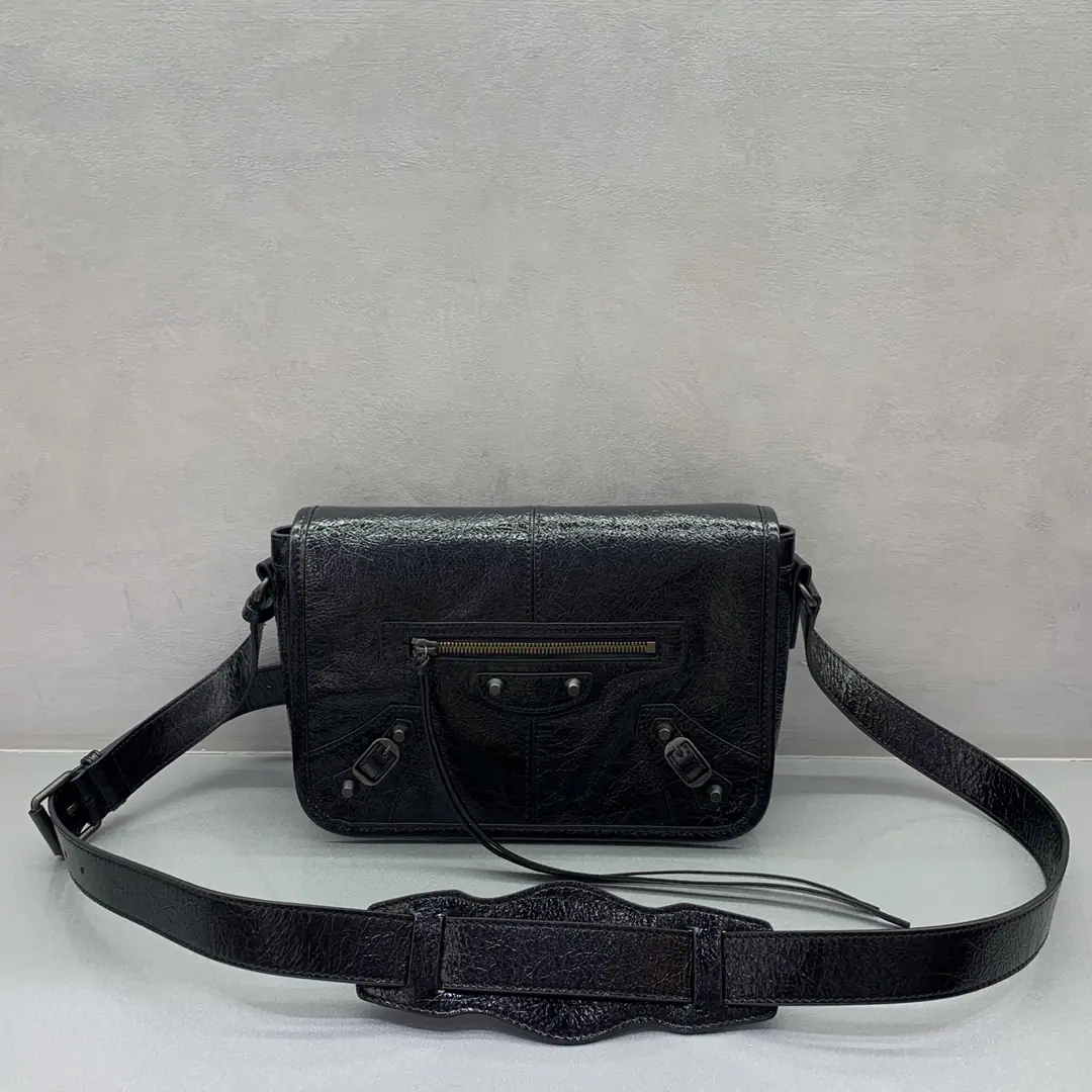 【New】‼️‼️‼️𝐁𝐀𝐋𝐄𝐍𝐂𝐈𝐀𝐆* 26ss Recapture the mailman's bag. This black-wire machine is a courier bag., Yes.「Hard core cool.」and「Pragmatism」The classic welded.. I'm a good man to be a good old crack-cracker., The ancients that have been sunk with time., And a soft-handed, swollen-blank face., The more you use it, the more you feel about the slurry.. A sign of the ancient copper rink., Zipper flow So and bike buttons, The hard core of the street punks is precisely re-engineered., But with a nice postman bag., It's a little bit of a flinch., It's a little more loose.. Gender neutral design of the same paragraph, I don't care if it's a work-in-law., Cowboys are still wearing black., I can pull up the compost for a second. Model: 8731# Dimensions: Bottom 27x High 19x Kuan 9cm