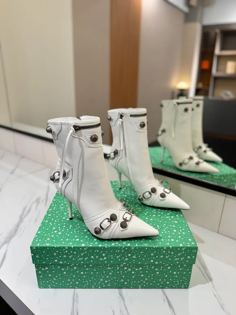 ￼ Plant price: BalenciagaParisian. Cagole High boots. The multi-coloured heavy-worker nails point their heads over their knees.✨ A lot of bright matching colors., High-level eye-sucking of bright skin. Metal nails make cool, personality., Slight and long legs. Salt is sweet enough to fit in with all kinds of clothes., You're so hot, you're so hot. The fall and winter suit just needs it., It's easy to unlock the back rate.🖤 Shoe.: Imported cattle skin Uchi.: Bullskins. Otsumi!: Italian skin. He's tall.: 9.5cm Data36HQ high15.5cm Every code difference+0.5, Perimeter25cmThe wideest position per code difference+0.5