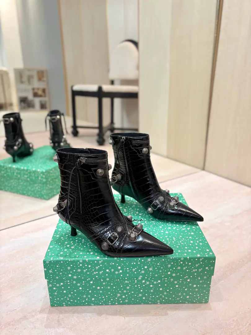 Price: BalenciagaParisian. Cagole High boots. The multi-coloured heavy-worker nails point their heads over their knees.✨ A lot of bright matching colors., High-level eye-sucking of bright skin. Metal nails make cool, personality., Slight and long legs. Salt is sweet enough to fit in with all kinds of clothes., You're so hot, you're so hot. The fall and winter suit just needs it., It's easy to unlock the back rate.🖤 Shoe.: Imported cattle skin Uchi.: Bullskins. Otsumi!: Italian skin. He's tall.: 5cm Codes: 35-39（34.40.41.42 I'll make sure I don't change it.） Data36HQ high15.5cm Every code difference+0.5, Perimeter25cmThe wideest position per code difference+0.5
