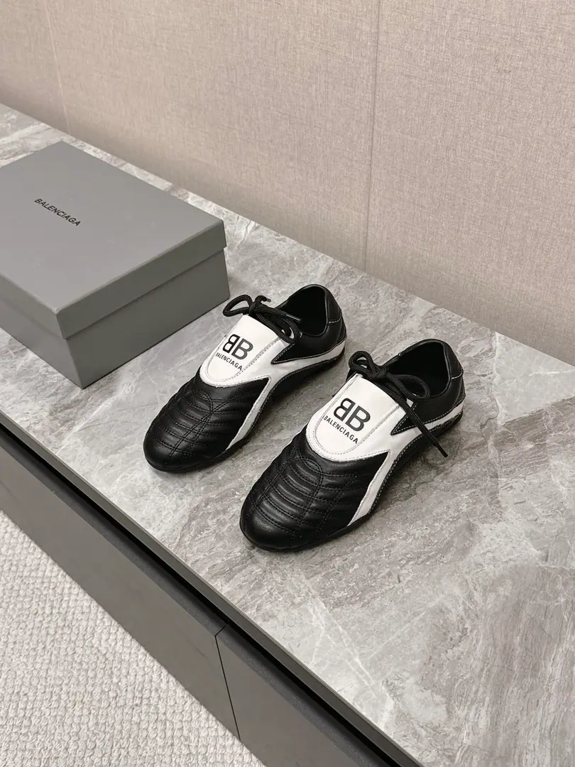 BalenciagaParisian baseball shoes. Original procurement development Make the goods. The latest Parisian hides the smurfed diamond stripes. Soft calf skins and classic doubles.logoThe most ancient feeling is the most colorful black and white. A leisure shoe that girls must have in this year. Shoe bottom design Super soft. And bring the fine packaging to the counter.🛍📦 ▪️ Fabulous.: Original customized calf pegs ▪️ Uchi.: Imports of custom cattle skins ▪️ Shoes under the sole.: The original model of the rubber floor. ▪️ Size: Female35-40