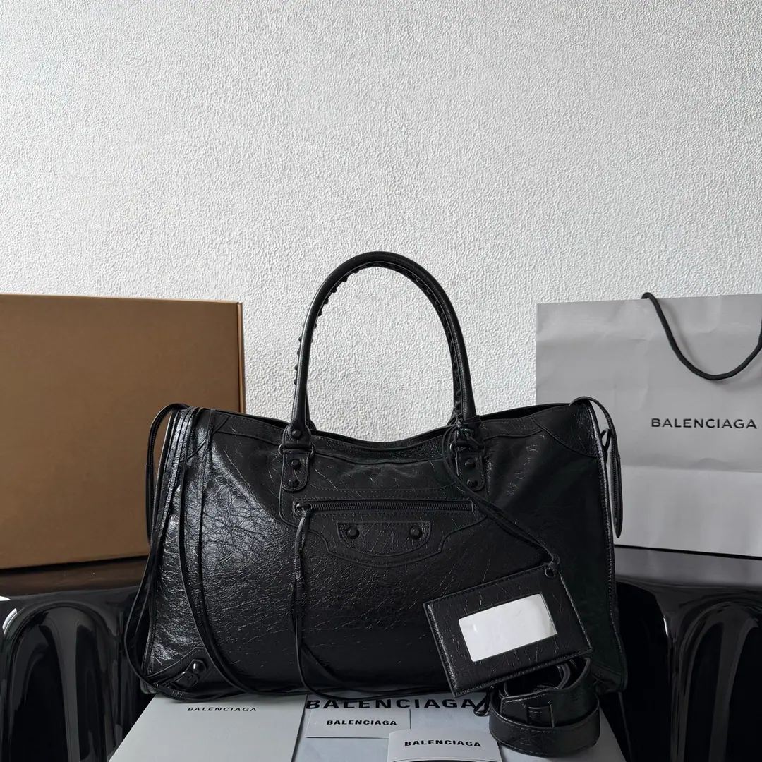 ｛The big one is black./Black button｝ 𝐁𝐀𝐋𝐄𝐍𝐂𝐈𝐀𝐆➰Le City 26 Spring and summer, new car. A plaque of old brown with a soft feel, a leather car bag., It's a classic that never goes out of time in the closet.. Old gold buttons., Signal flow of suction, It's perfect to combine the regeneum with the coolness.. The skin touch mix is a very inclusive one., Telecommuting, You can ride like a man., Capacity Online, Colour value versus utility, It's a quality bag that can carry it all the way.. Paragraph: 92404 Large size: Bottom 46x High 29x Kuan 17cm C1688148