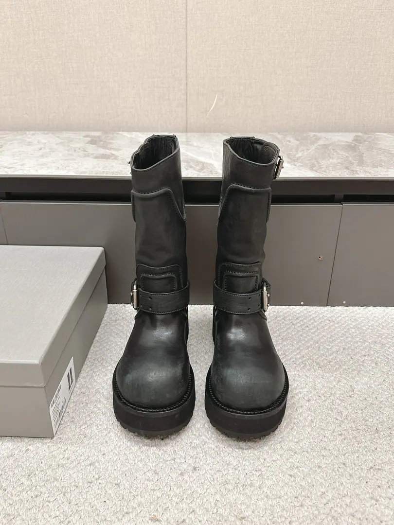 Men➕20 BalenciagaParisian.25F.WXin.VenomCouples with high-bottle boots. - Middle boots. Please accept the high-level version. The boots are designed to be a man of the heart. Use the strapped and belt elements as a bright spot Not only can you put your boots firmly on your feet. It's easier to relax. On the details. Brand-marked old hardware is running through. The trick is to create a rejuvenated wear and tear., And it's a good way to be a man with a strong, solid, rubber-coated shoe. It's a good way to dress., It's a more comprehensive fashion and understanding.VenomHigh boots are definitely the fashion singles that we can't miss this season., It'll add a different charm to the fashion suit of the fans., ♪ Lead a new wave of style ♪ Boots height mm The skins on the shoe face are used for the old process. The inside water dyes the skin of the cow. Base Height5CM Original open-form real skins combined with large bottoms Size: 35-40Men39-45