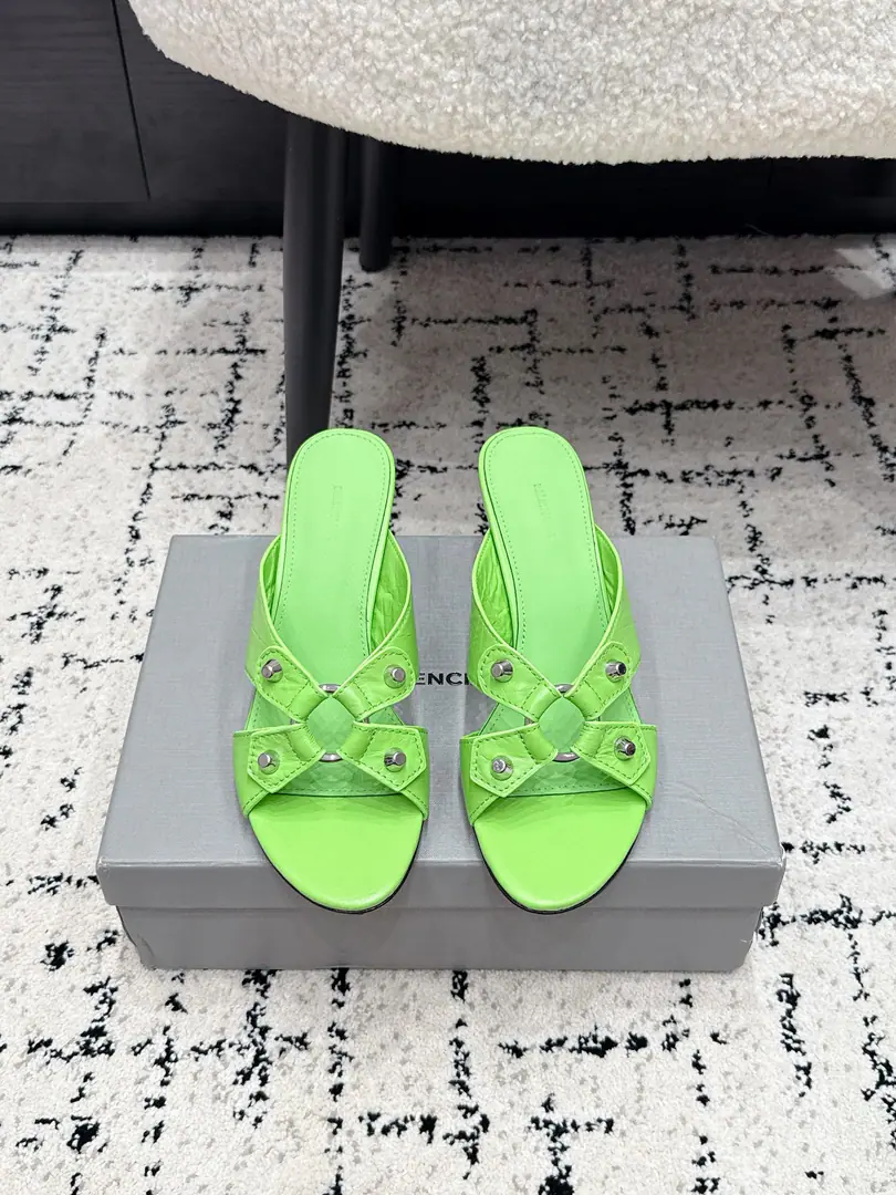 Balenciaga Parisian. 26/ New paragraph The twigs of Muller. Re-created the city with anti-Americanism., The slender skin is chosen to make a slender moller., The stunned toes design the comforting gesture., The marker metal nails are stymied on the shoe., Cold, light-sharp.7cmSkinskin., The smell of the air is strong and the smell of the woman is not out of the question.. ✔️Fabulous.: Original custom leather ✔️Uchi.: Lamb skin. ✔️Big drop.: Italian imports of cattle and skin ✔️Size: 35-41（40 41Do it.）