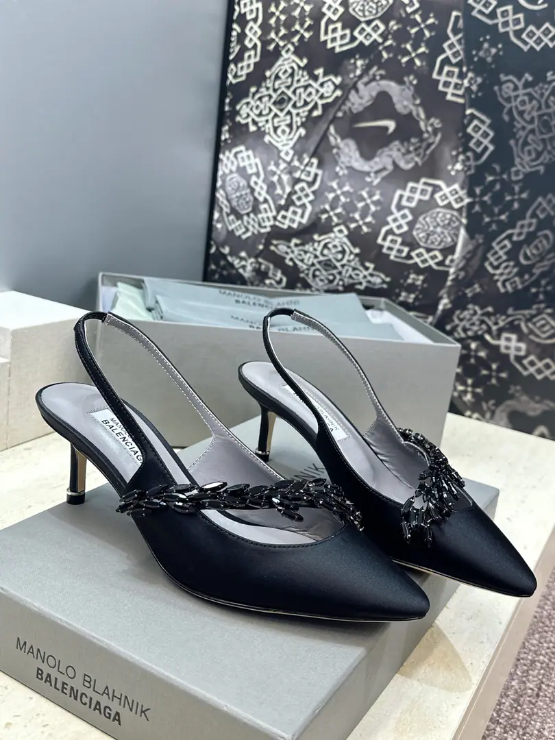 Plant prices Balenciaga Parisian.x MANOLO BLAHNlK 2026Spring and Summer, new girl shoes. MBLetterlogoThe pointy water drills the sandals behind the barber button. Material:The shoe is a silky little thing to come in.+In the skin of the sheep.+Import Australian drilling+Italy is a big-ass country. Size:34-42（34:40:41:42Custom without re-offer） He's tall.:6CM