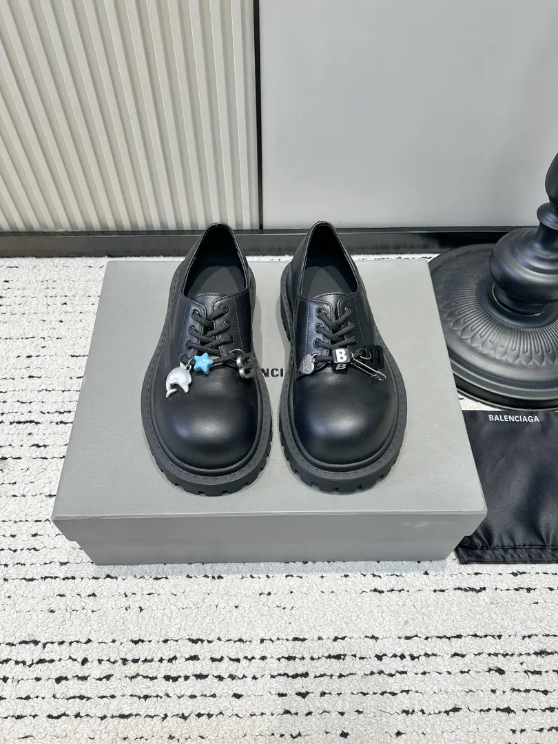 G Balenciaga The English-looking Derby Shoes.26ss BalenciagaThe fun's got a big, dabi shoes.｜Sweet, cool, smooth shoes. The classic black white cow skin is tied to a large round-headed shoe., The ancients are taking a street feel. The pen that can be removed from the cartoons is a pointer., Dolphins.+Stars+Metal Letters, I'm not going to hurt you. The thick sawing rubber bottoms slithered up., Optimizing body ratio, Is it a good walk? With a hundred skirts., Tsk., Pants., The suit is all very colorful. Dark, sweet., The streets are a little lightly., I'm a regular street expert. ▪Shoe.: Head-decked cow skin. ▪Foot.: A sheep's shoes. ▪Otsumi!: Rubber Bottom ▪Codes: 35-39（40.41I'll make sure I don't change it.）