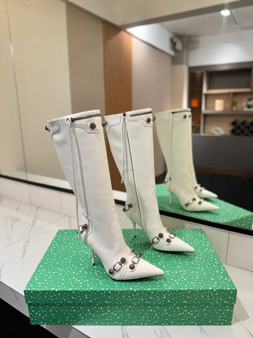 Plant price: BalenciagaParisian. Cagole High boots. The multi-coloured heavy-worker nails point their heads over their knees.✨ A lot of bright matching colors., High-level eye-sucking of bright skin. Metal nails make cool, personality., Slight and long legs. Salt is sweet enough to fit in with all kinds of clothes., You're so hot, you're so hot. The fall and winter suit just needs it., It's easy to unlock the back rate.🖤 Shoe.: Imported cattle skin Uchi.: Bullskins. Otsumi!: Italian skin. He's tall.: 9.5cm Data36HQ high36cm Every code difference+0.5, Perimeter36cmThe wideest position per code difference+0.5