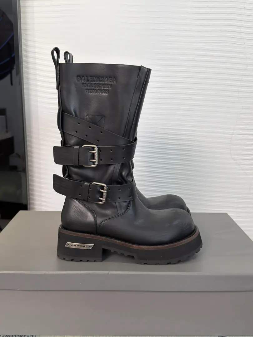 Top Version:Women Men Balenciaga Parisian. 2026 Autumn and winter money. Same paragraph for men and women VENOMSeries Poison boots. Battle boots. Original1:1Unengineed Details, Dark engine wind.！- The fashion pontificate.！The Godpiece that's needed to blow up the air-block.！ The poison is designed to be extremely recognizable., A sharp line with a metal button., Every detail is clear.Balenciaga- The forward guard., Breaking the Convention, Every step of the way.. Fabulous.: Imported cattle skin/I'm doing old wear. Uchi.: Imported cattle skin Otsumi!: Real leather.➕Fly-resistant.➕Original rubber floor Size: 35-45（Women40 41, Men45I'll make sure I don't change it.）