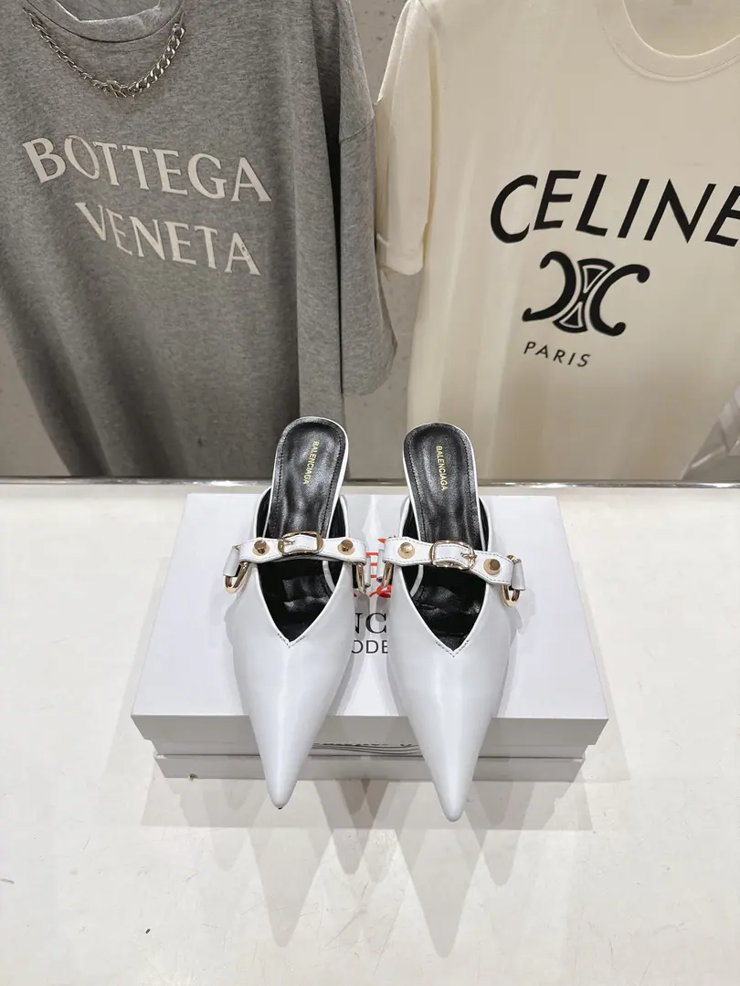 🏧𝐁𝐚𝐥𝐞𝐧𝐜𝐢𝐚𝐠𝐚/The classic Parisian. Pointy sandals. Top Version And make the fun of it. The classics. And not swollen. And pulls the line. No foot-picking at all. The skin is soft. Top foot effect.👍 Customize original buttons It's really too delicate.～ Imported calf skin in original Uchi.+A foot-skin. The original Italian is a very big one. He's tall.5.0CM Size35-42 [34.40.41.42Custom]