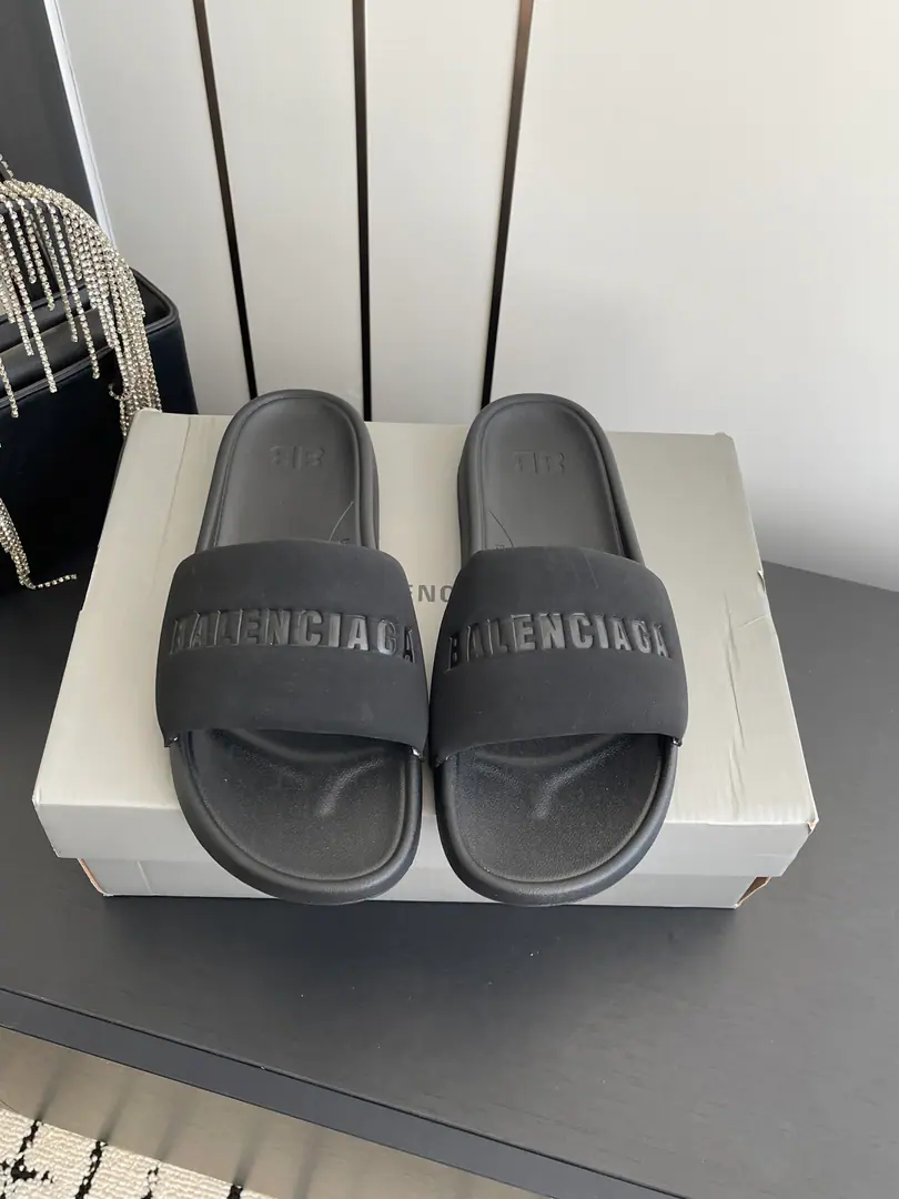 🏧𝐁𝐚𝐥𝐞𝐧𝐜𝐢𝐚𝐠𝐚/The Parisian family's new flat sand sand sand slippers for the summer.～ It's a good time.！ - Oh, my God. Star Redgirl Big love money. The lulls are soft. A soft summer allowance for your skin. The fashion is not over-optimal. ✔Fabulous.: Imported waterproof sands are scheduled in the original version ✔Shoes under the sole.: Original natural rubber smooth-for-brand grinding ground ✔Codes: 36-42 [40.41.42Make a reservation.] ✔Packaging: The newest package in the back cabinet.