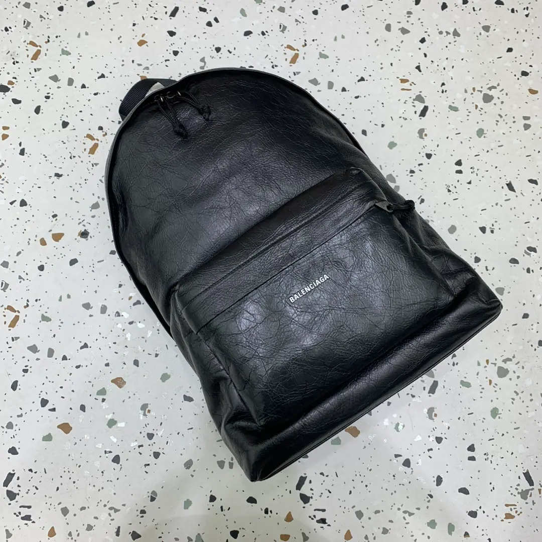 Balen Autumn and winter, a new net book bag, double-handbag.🎒 The season is getting more fashionable., Use calf-resistant. And it's very good.👍 Not to mention the volume., It's a daily work trip.✈Dimensions: 31-12-46cm Search!1801001080