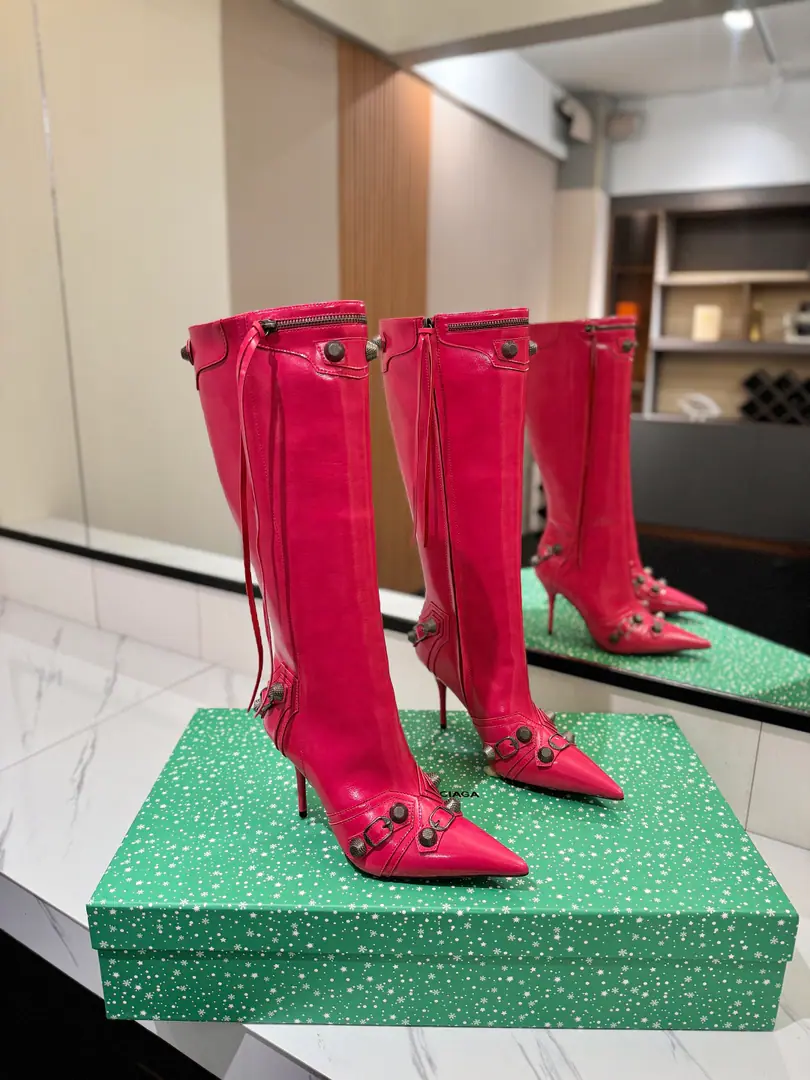 Plant price: BalenciagaParisian. Cagole High boots. The multi-coloured heavy-worker nails point their heads over their knees.✨ A lot of bright matching colors., High-level eye-sucking of bright skin. Metal nails make cool, personality., Slight and long legs. Salt is sweet enough to fit in with all kinds of clothes., You're so hot, you're so hot. The fall and winter suit just needs it., It's easy to unlock the back rate.🖤 Shoe.: Imported cattle skin Uchi.: Bullskins. Otsumi!: Italian skin. He's tall.: 9.5cm Data36HQ high36cm Every code difference+0.5, Perimeter36cmThe wideest position per code difference+0.5