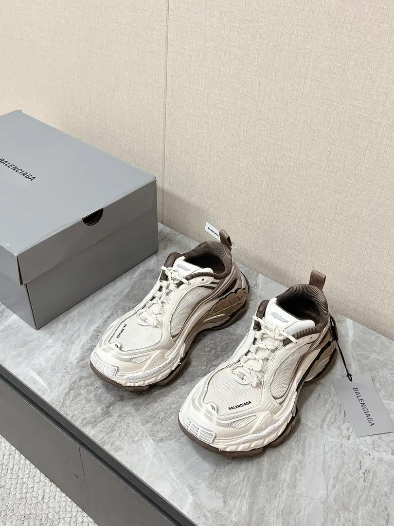 Parisian.BalenciagaThe latest couple's money in Spring and Summer.Triple S.2 Dad's shoes. A superstar, red grass. Shoes.68Independent Component Composition It's going on.Triple SThe series of iconic layers to expand the soles of shoes Three different tattoos of the tires are sculpted. It's a re-entry of the old wear and tear. And the whole picture is much longer. And a sense of the street and the future. Shoes are covered with a net.+Leather Collapse A delicate mix of old crafts. The shoe side is branded. The tiara with the tongue and the back is easy to wear. The soles are multilayered structures. Not only do you see the effect on your own. And it's raised the shock and the ground. It's lighter than the first generation. It's less burdensome to wear. Original Group BottomSize: Women35-40 Men39-45