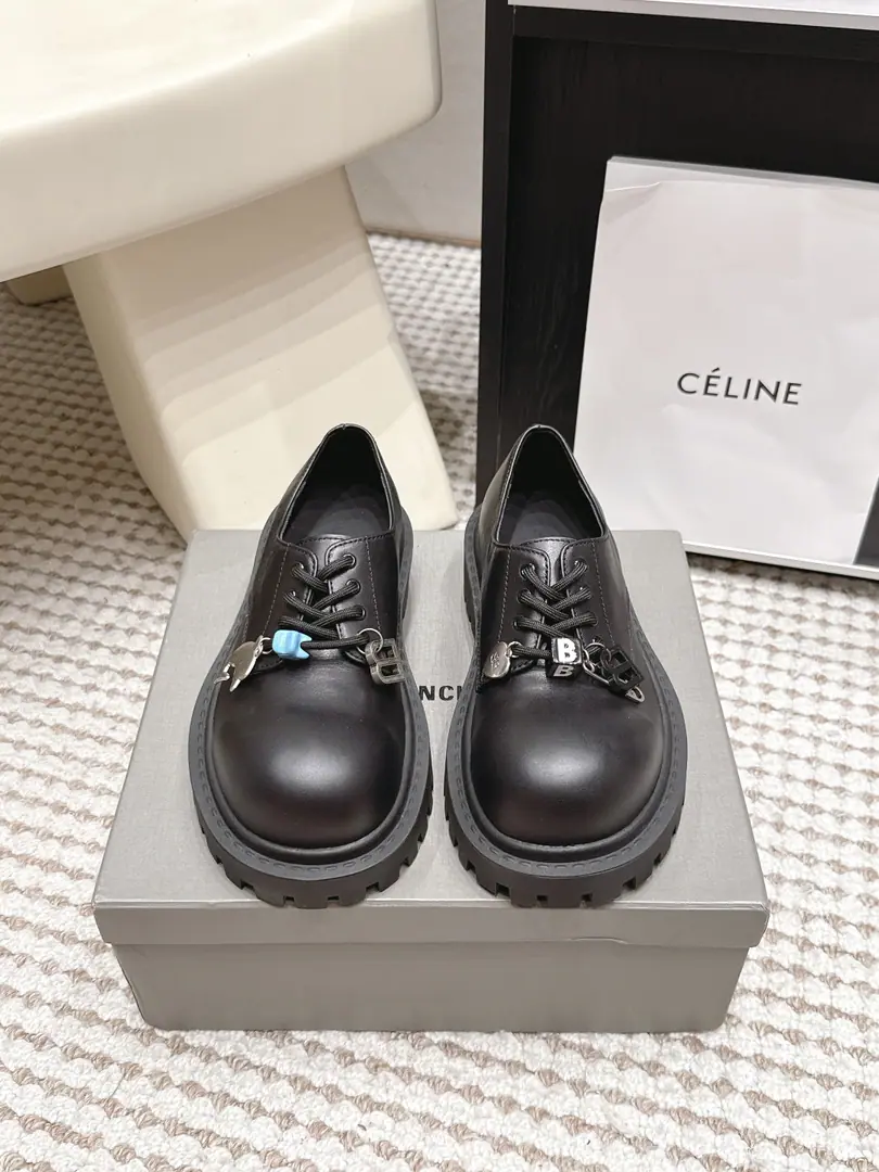 Requisition level Balenciaga Parisian. 2026 The new early autumn. Big round head. Tights. Tie it. Thick Derby's shoes. Balenciaga Parisian.Stomper Derby Big Dippy Shoes., These shoes are the black horse of this year's tide., Exaggerating head design., ♪ To be loved at first glance ♪！The first time I saw it,, The big ones.BWordlogoI'm attracted., You're so observant.！Put it on., It's not like they're tied to a pair of jeans or legs., It's easy to ride., Fashion is a blast.！DoubleBThe decorations are made using a copper hardware mosaic. Fabulous.: Imported cattle skin Uchi.: Imported cattle skin Otsumi!: The original model of the rubber floor. Size: 35-41（40 41 I'll make sure I don't change it.）