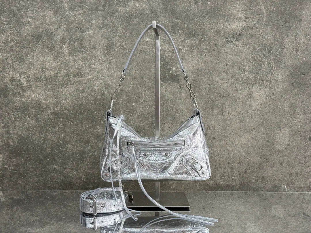 𝗕𝗔𝗟𝗘𝗡𝗖𝗜𝗔𝗚𝗔*𝗟𝗘 𝗖𝗜𝗧𝗬 𝗠𝗼𝘁𝗼 Le City MotoHandbag., First ShowBalenciagaWinter25A series of commercials., By the fashion photographer. Juergen TellerShoot!. New package mixable adjustable to demune the cash shoulder belt, Give a polyback to the others🎒 The skin of the lamb is invincible., The hardware is full of details.⛓️Whether you like the atmosphere or not., Still a touch., This one.motoIt's not gonna be a disappointment.~ Encoding: 0904 Dimensions: Long22.5 x High15 x Kuan9.5centimetres
