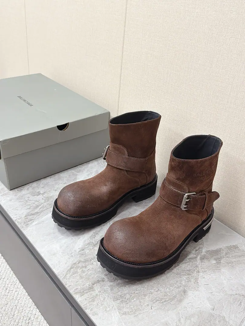 Men➕20 BalenciagaParisian.Venom Engineer BootCouple of venom engineers short boots. A superstar, red grass. The original one-to-one. ♪ The iconic spherical shoes ♪ It's the highest recognition of the Bar family. A modifiable silver metal band. Single-story boots around the boots. Retro-car style Boots. BALENCIAGA Alphabet ID Back and metal. The shoe heel is embedded in the brand metal. Threads are thick and smooth. Bough heels soles Bring the auto-higher effect Shoes on the face of the shoe to make old cattle skin grinding sand. With a natural wear and tear.Size: Women35-40 Men39-45