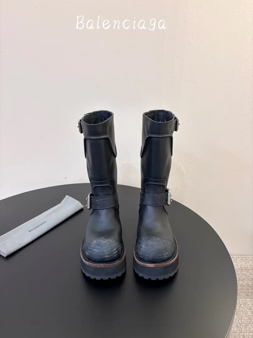 Men➕30 Parisian.26 Fall pre-order New Balenciaga FW26 Venom Boots by balenciaga The most cool poison boots in the upgrade.！ Dark engine wind.！I'm going out to blow up the air field. Original plant data-Original1:1Restore Details The venom boots are designed to be extremely recognizable., A sharp line with a metal button., Every detail is clear.BalenciagaThe front-line attitude.. Leather senses are multiplying., The light is full of luxury., The feet are more comfortable and more specific.. Whether with a pair of jeans, it shows the street's coolness., Or something else., It's all easy.holdStay.. Put it on., You're the most snorting thing on the street., A perfect interpretation of fashion. Original3Altitude formula optional Fabulous.: Customize the faceless cow skin/Do old sabotage. Uchi.: Customize light cow skin - It's a hardware.: Customize pure copper dumb silver rads to make the old version Otsumi!: 3Layer Group-Real leather./Reloadable./Trail rubber outside Codes: Women35-41 Men39-45 Original Packaging