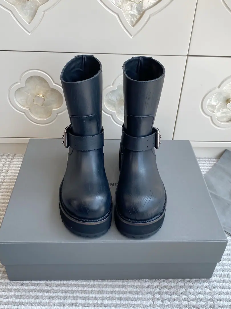 Batch 🐳BalenciagaI'll make old bike boots.｜The cooler is full of wind.🖤 The old days are too old for you.！Old cow skin./Old, leather-coloured. The twilight of the shoes., No foot pressure., ♪ And take the gloom off the streets ♪ Trailer stamping brand addresslogo, Metal-button-related straps are modifiable. The metal tags are full of details., The serrated teeth shrug up. Slip and grind the bottom., Autumn and winter commuters., It's all so nice to be out of town. size: 35-39（40.41Do it.）